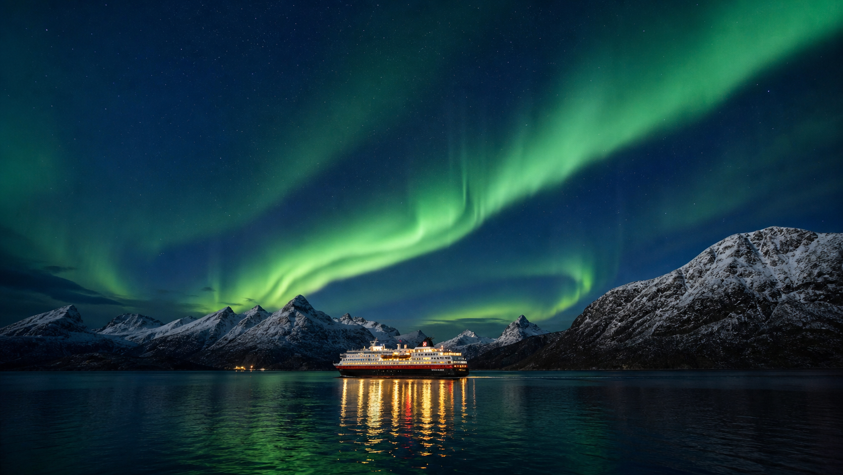 Hurtigruten under nordlys